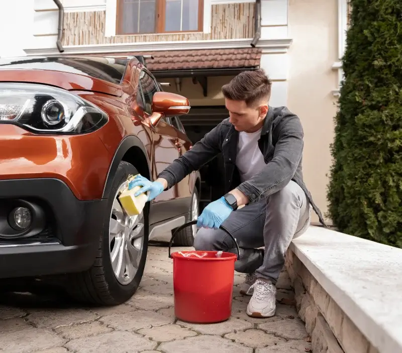 Lavage auto à domicile Les Mollettes : professionnel intervenant sur un véhicule